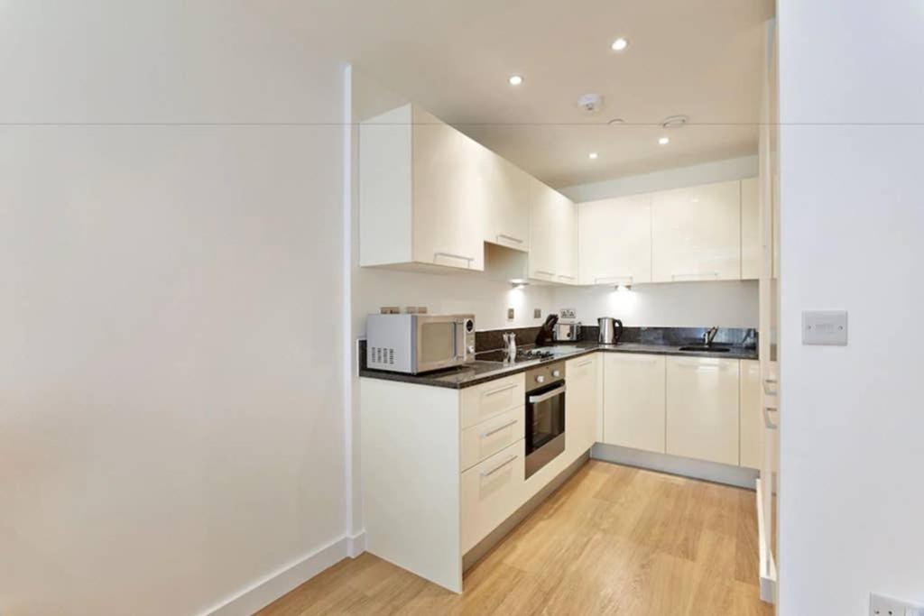 Modern Apartment At Slough Station, London In 18 Mins! Екстериор снимка