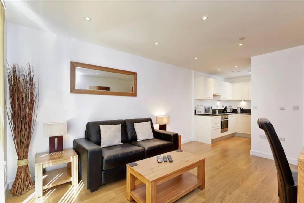 Modern Apartment At Slough Station, London In 18 Mins! Екстериор снимка